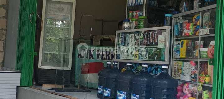 For sale: Boja Kendal storefront located near Ngelimut Recreation Park. 1