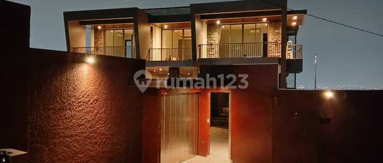 RUMAH Mewah 2,5 Lantai dengan View Kota Semarang Full Furnished 1