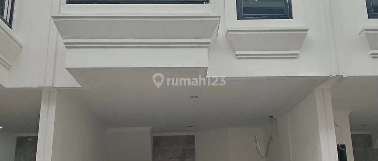 Rumah Mewah Dekat Stasiun Jatinegara Jakarta Timur 1