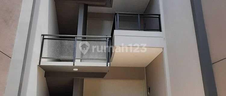 Business Space on the 3rd Floor, Main Road Sudirman, Near School 1