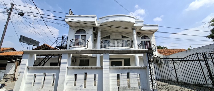 Golden Opportunity to Own a Luxurious 2-Story Boarding House + Rooftop in Kebon Jeruk, West Jakarta 1