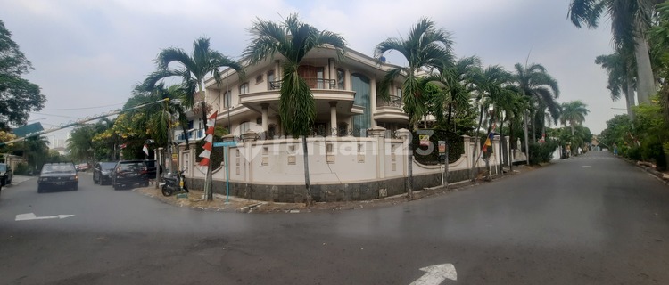 Rumah 2 Lantai Dekat Mall Puri Indah Posisi Hook 1