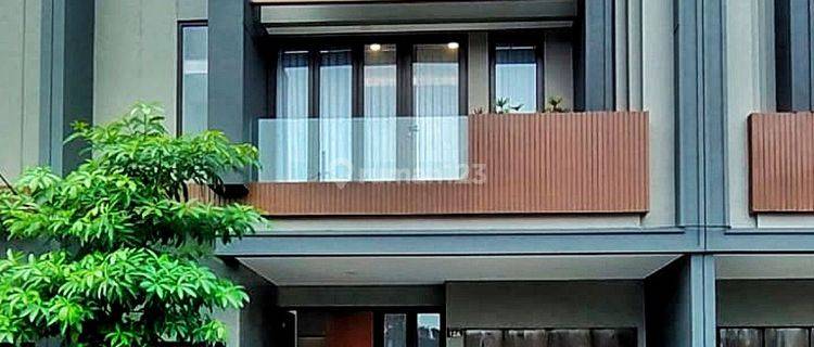 Rumah Modern di Tengah Kota dengan Lokasi Strategis 3 Lantai 1