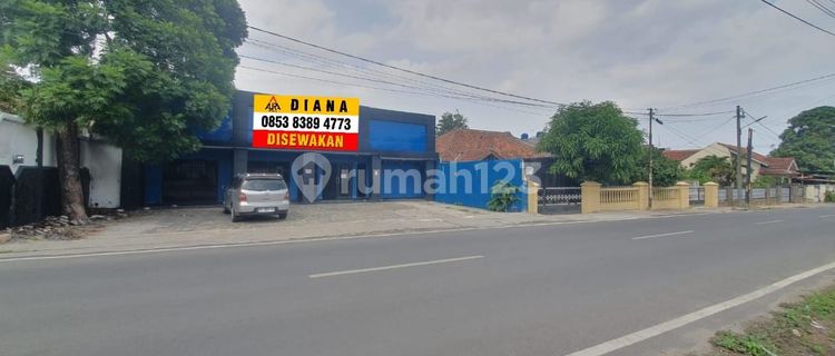 STREET-FRONT BUSINESS SPACE SUITABLE FOR A CAFE 1