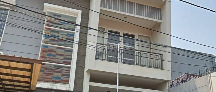 Dijual Rumah 2 lantai rapih siap huni di Sunrise Garden, Jakarta Barat - Lvaefa 1