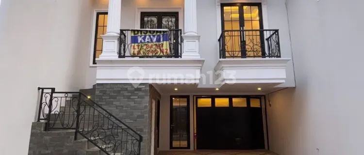 Luxury 3-Story House Ready to Occupy in Jagakarsa, South Jakarta 1