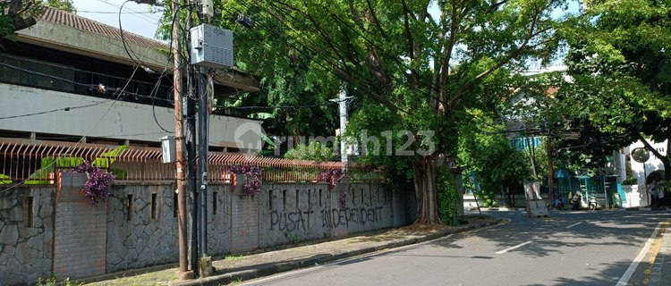Rumah hook  Bangunan lama,  DiMenteng  Jakarta Pusat,dekat jl cikini raya,jl raden saleh raya,lokasi strategis 1