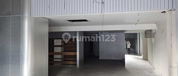 Strategic Main Road Shop House Rental on Kelapa Dua Street, Kebon Jeruk, West Jakarta 1