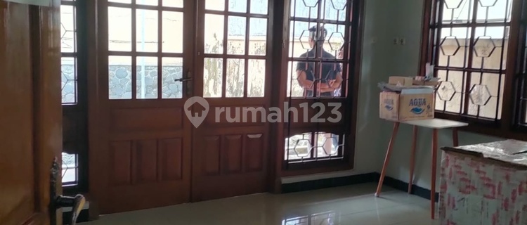 Rumah disewakan di jl.slamet semarang bagus buat kantor 1