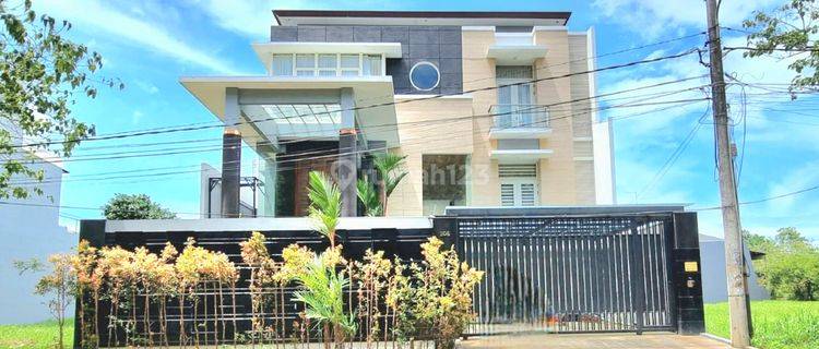 Dijual Rumah Mewah 3 Lantai Full Furnished 1