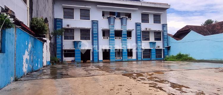 A 3-story building in the Pettarani area of Makassar. 1