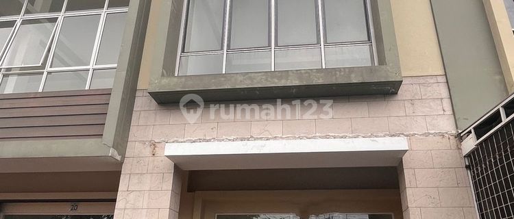 3-story shophouse ready for any business in the culinary center between Gading Serpong and BSD at North Goldfinch, Gading Serpong, facing the main road. 1