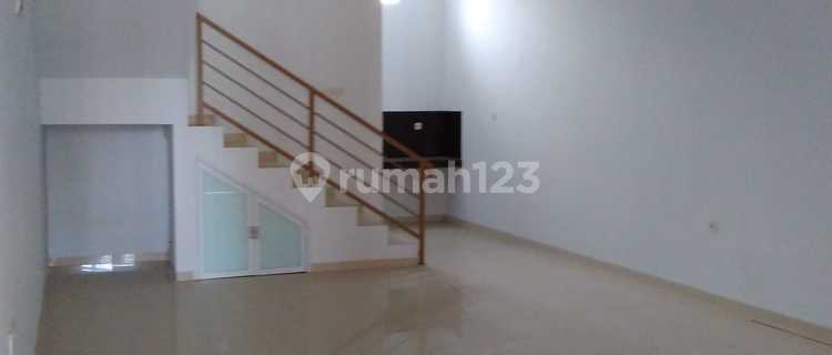 For Rent: 1 Unit of 2.5-Story Shop House Wing on Sudirman Street, Ence Azis, 5-Meter Front Width, Land Area 90m², Building Area 175m², Token Electricity 2200, Well Water, Rental Price 100 Million per Year. 1