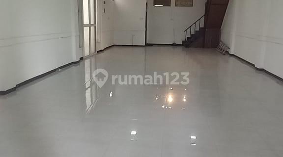 For Sale/For Rent 2-Story Shop House on Main Road, Padalarang
Land Area 90 m², Building Area 180 m², SHM Certificate (Freehold Title)
Extra Land Available for Use
Price: 2.9 Billion IDR (Negotiable)
Rent: 100 Million IDR / Year
Ready for Occupancy 1