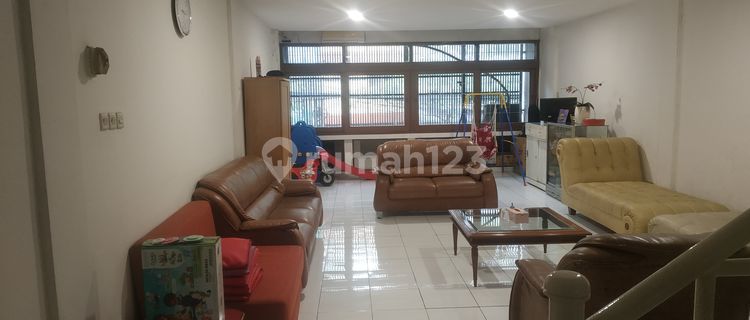 For Rent: 4-Storey Shop House
Kebonjati Street (Main Road)
Land Area / Building Area: 90 sqm / 320 sqm
Front Width: 5 meters
Bedrooms / Bathrooms: 3 / 4
North Facing
PDAM Water, 4400 Electricity
- Good Building Condition, Ready to Use
- Furnished
- Location Opposite Paskal 23
*Rental Price: 175 Million IDR/Year*
*Minimum Lease 2 Years* 1