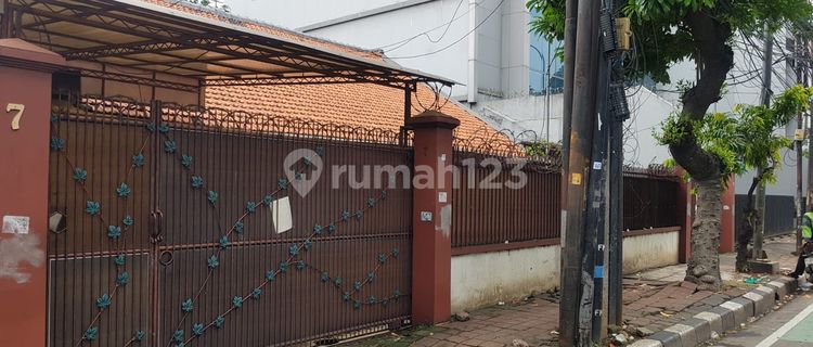 Rumah di kawasan komersial di Tebet, Jakarta Selatan 1