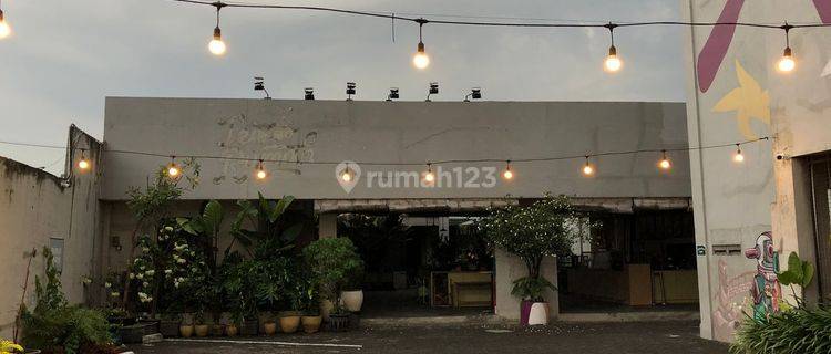 Gedung 4 Lantai Bekas Resto di Rungkut Industri Kidul 1