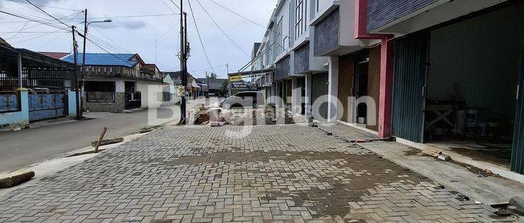 LOKASI STRATEGIS SAMPING PASAR TRADISIONAL 1