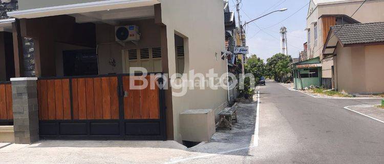 RUMAH CANTIK 1,5 LANTAI SEMI FURNISH DI BATURAN BUTUH CEPAT !! 1