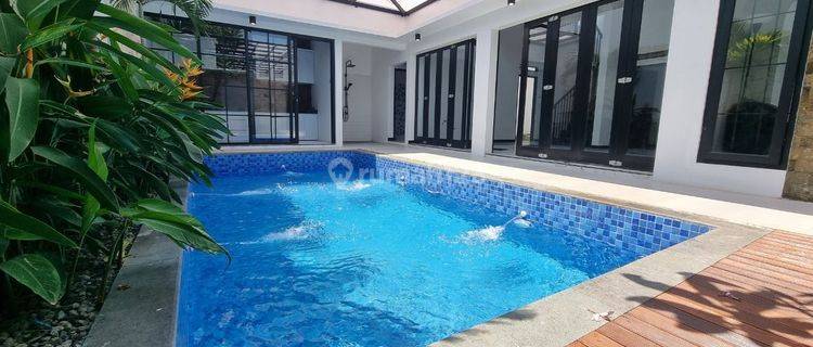 Rumah mewah ada pool di Jajar laweyan solo SHM Baru gress 1