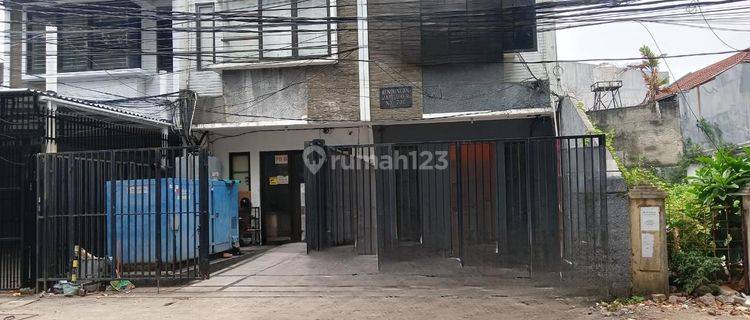 Ruko 2,5 lantai siap pakai dekat area perkantoran Sudirman di Bendungan Hilir Jakarta Pusat  1