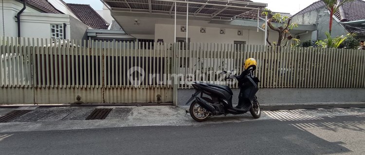 Well-Maintained Ready-to-Occupy Riau Wing House in Bandung. 1