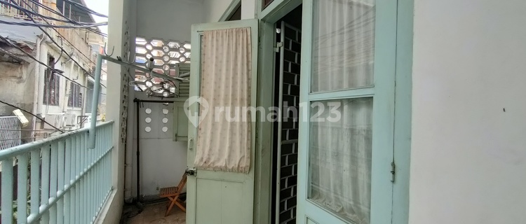 Rumah 2 Lantai di Pintu Kecil Area Perniagaan Pasar Pagi Jakarta Barat 1