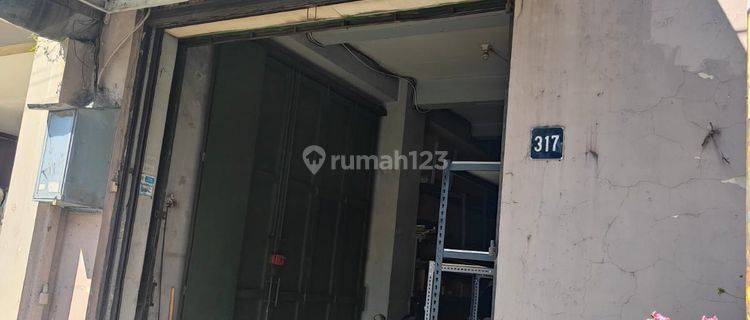 Rumah tinggal tempat usaha di Jalan Sudirman 1