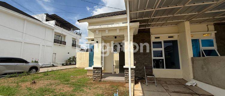 RUMAH CANTIK ADA LEBIH TANAH BELAKANG DAN SAMPING 1