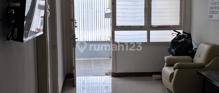 Neat Clean House Ready to Live In the City 1