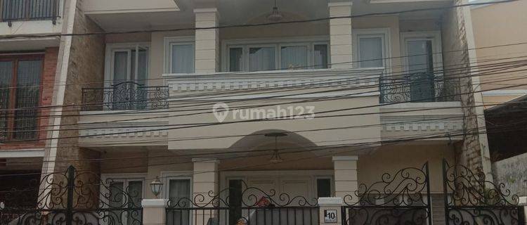 Rumah besar mewah di sewa harga terjangkau  1