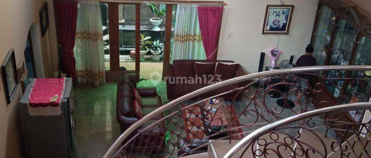 rumah besar cantik terawat di kavling Hankam.jl.Juhar.jakarta barat 1