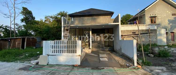 Modern Limasan Affordable Ready-to-Occupy House in Tamantirta Near UMY 1