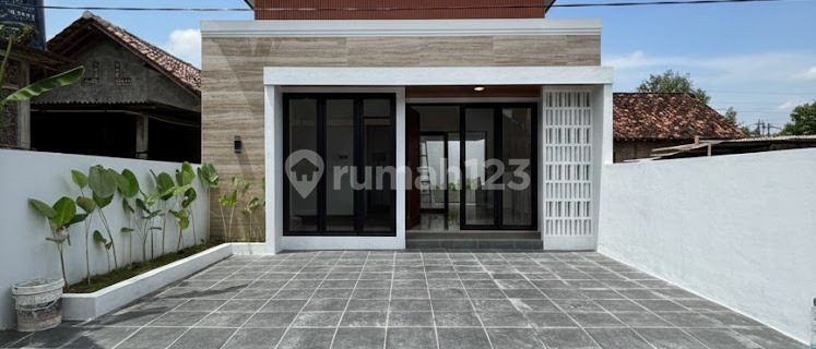 Beautiful Limasan Modern House Near Kasongan Pottery Craft Industry Center, Kasihan, Bantul 1