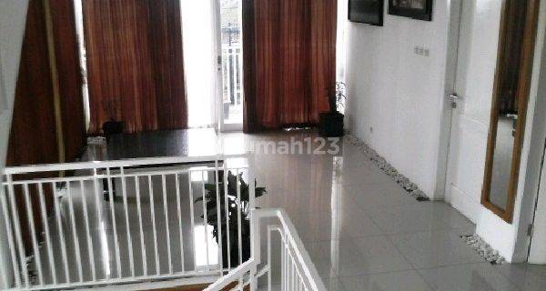 Rumah Mewah Baru, Siap Huni 3 Lt di Main Road Kolonel Masturi  1