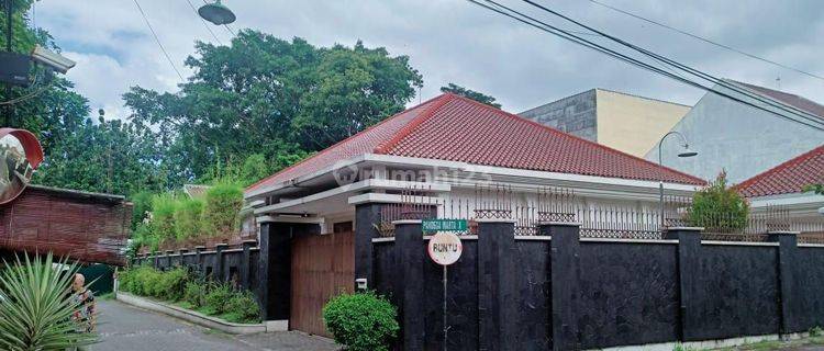 Rumah mewah 1 lantai dengan tanah luas di Pogung baru Jl. Pandega marta. Jl kaliurang km 5.5 Rings 1 nya kampus UGM.

Spe SHM Rumah Bagus 1