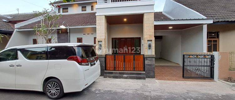 RUMAH CANTIK ESTETIK 2 LANTAI LIKE VILLA DALAM PERUMAHAN ONE GATE DI TIRTOMARTANI KALASAN SLEMAN DEKAT GEDUNG LPMP SHM 1