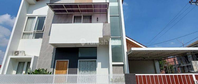 RUMAH MEWAH MODERN SCANDINAVIAN 2 LANTAI PREMIUM DI PERUMAHAN JAMBON TENGAH TOWN HOUSE DI DEKAT WISATA SKE 1