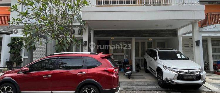 Rumah Mewah 2 Lantai Full Furnishet Dalam Perumahan Elite Securty 24 Jam Di Dekat Jomborĺ--
dekat Rsa. Ugm
dekat Kampus Utt  1