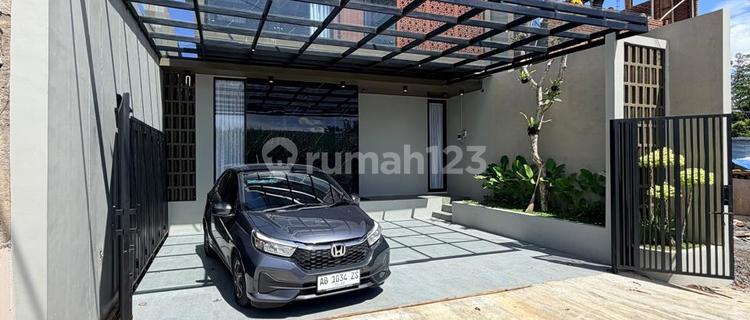 *For Sale Aesthetic House in Strategic Location Condongcatur Yogyakarta*Premium Area in a Nationalist Environment at Rajawali Condong Catur Near UGM ******** Total Building Area 155 Square Meters - Land Area 107 Square Meters Legality 1