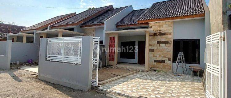 Rumah Cantik Minimalis Kembar 3 Unit Dengan Tanah Luas Di Dekat Jogjabay Wedomartani Ngemplak Sleman
 1