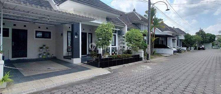 Rumah Mewah Strategis Fully Furnished Dalam Komplek Perumahan Elite Di Jalan Kaliurang Km 9 Ngaglik Sleman Yogyakarta. ✍️ Dalam Perumahan Elite✍️ One Gate System✍️ Satpam 24 Jam✍️ Akses Jalan Conblok Lebarharga: 1,7 Milyar (nego) ------------------------- 1