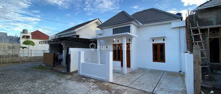 Rumah Baru Putih Limasan Modern Dalam Perumahan Griya Tombima Dekat Giwanganakses Jalan Mudah600 Meter Dari Giwangan Harga: 625 Juta [ Nego ]---------------------------------------legalitas: Shm Maghnet Kawasan:-------------------------------dekat Bale Ay 1