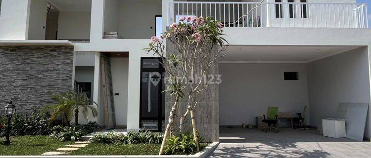 Rumah Mewah Baru Dalam Perumahan Dengan Kolam Renang Pribadi Di Utara Sch Jl Magelang

 1