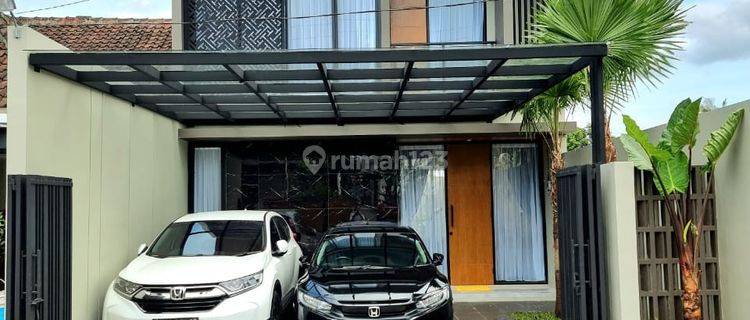 Rumah Mewah 2 Lantai Kontemporer Modern Fully Furnished Di Wedomartani Ngemplak Sleman Dekat Sd Model Harga: 1.895 Milyar [ Nego ]---------------------------------------------legalitas: Shm Pbgon Progres Finishingakses Jalan Aspal Lebartinggal Bawa Koperm 1