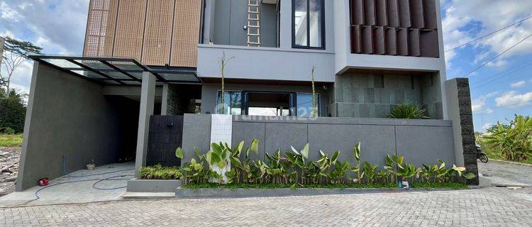 Rumah Baru Dengan Kolam Renang Full Furniture Dalam Cluster Jl Kaliurang Km 12

 1