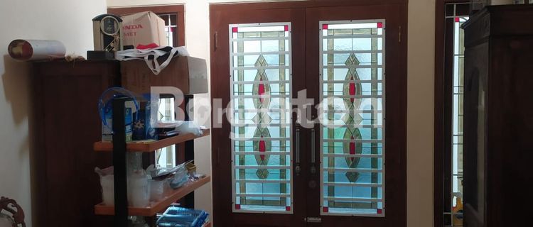 RUMAH DI TENGAH KOTA SOLO DEKAT MONUMEN PERS 1