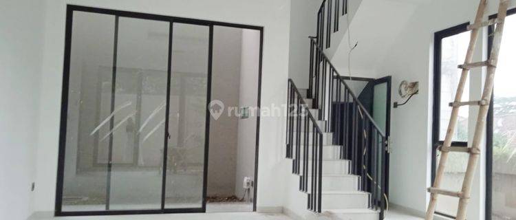 Dijual Rumah Bru 3 Lantai di Cigadung SHM 1