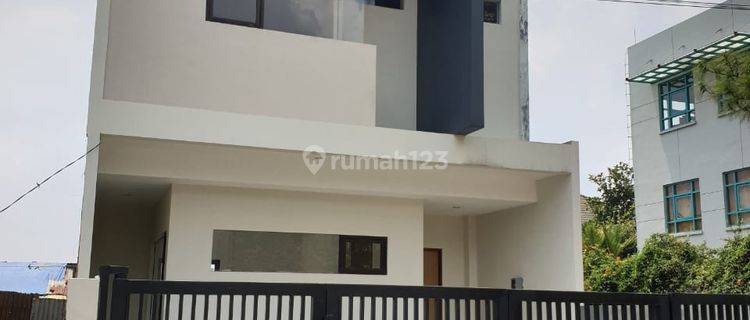 Dijual Rumah Cantik 3 Lantai di Padasaluyu 1