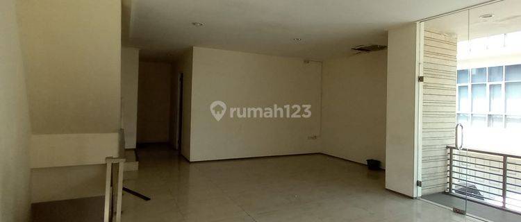 Disewakan Ruko Hook 3 Lantai di Setraduta Bandung 1